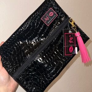 NWT make up junkies bag 🩷🖤
